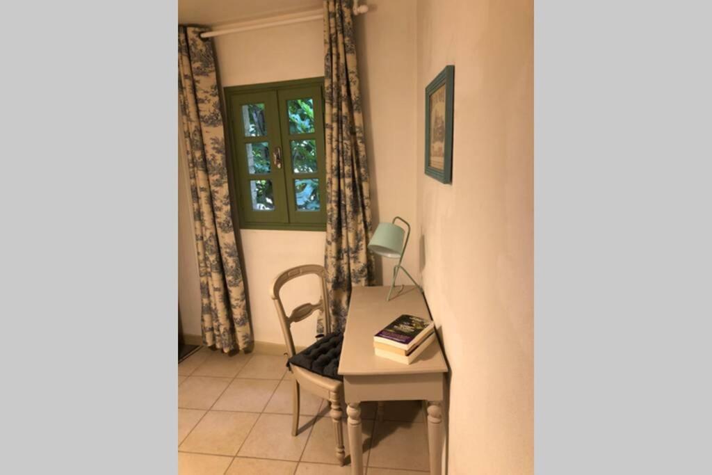 Uzes A Pied, Appartement Dans Cadre D'Exception Bagian luar foto